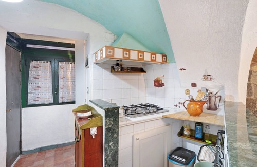 Historical Center Apartment | Apartment 'Oasi Del Petraio' with Balcony, Wi-Fi and Air Conditioning