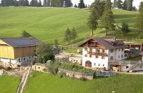 San Genesio Atesino Apartment | Apartment 'Oberfahrerhof Apt Lanzen' with Mountain View, Shared Terrace and Wi-Fi
