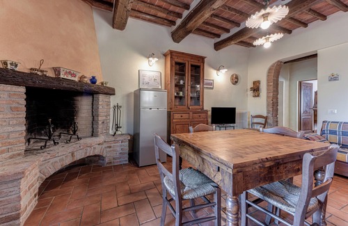 San Miniato Apartment | Apartment 'Occhio Bello' with Shared Pool, Private Garden and Wi-Fi