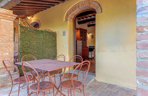 San Miniato Apartment | Apartment 'Occhio Bello' with Shared Pool, Private Garden and Wi-Fi