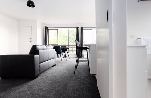 East Launceston Apartment | Apartment on High with Parking & Wi-Fi