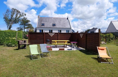 Ploudalmezeau Apartment | Apartment on the first floor with independent entrance, Ploudalmézeau