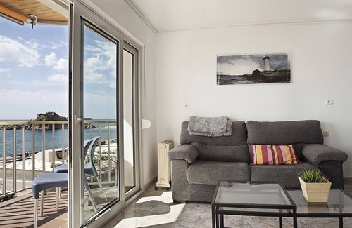 Blanes Condo | Apartment on the seafront, in the middle of the bay, best possible location