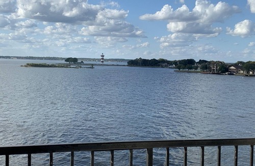 Seven Coves Condo | Apartment on the shores of the lake & amenities!