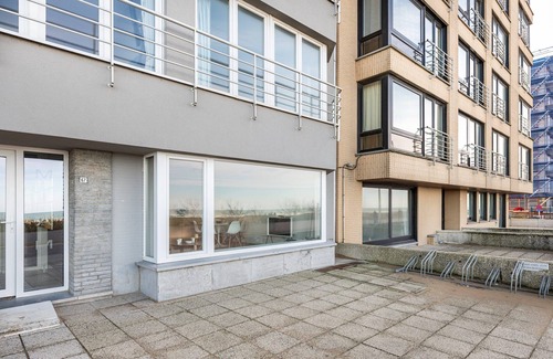 Sint-Idesbald Apartment | Apartment on Zeedijk with Stunning Sea Views