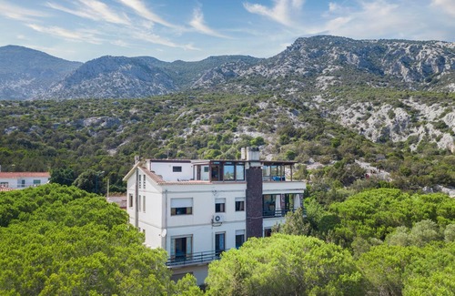 Cala Gonone Apartment | Apartment 'Oriente' with Private Terrace, Wi-Fi and Air Conditioning
