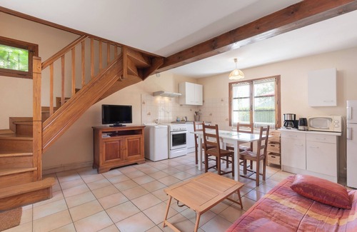 Argeles Gazost Apartment | Apartment 'Pibeste' with Mountain View, Shared Garden and Wi-Fi