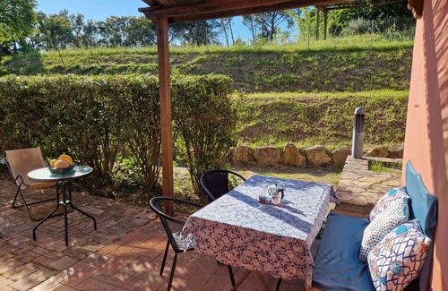 Riparbella Apartment | Apartment 'Piccolo Paradiso - Olivo' with Shared Pool, Wi-Fi and Air Conditioning