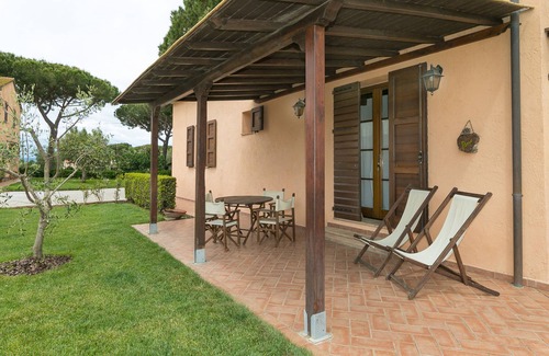 Piombino Apartment | Apartment 'Pino' with Shared Pool, Wi-Fi and Air Conditioning