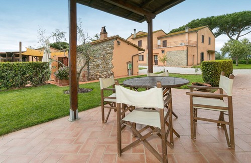 Piombino Apartment | Apartment 'Pino' with Shared Pool, Wi-Fi and Air Conditioning