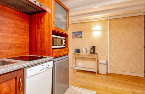 Le Croisic Apartment | Apartment 'Piscine Et Plage 4p 2ét' with Shared Pool and Balcony