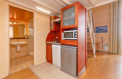 Le Croisic Apartment | Apartment 'Piscine Et Plage 4p 2ét' with Shared Pool and Balcony