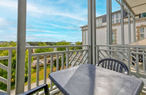 Le Croisic Apartment | Apartment 'Piscine Et Plage 4p 2ét' with Shared Pool and Balcony