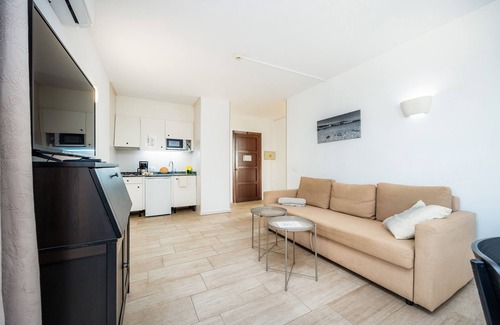 Portocolom Apartment | Apartment 'Pool View Room 101' with Shared Pool, Wi-Fi and Air Conditioning