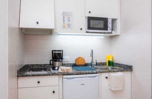 Portocolom Apartment | Apartment 'Pool View Room 101' with Shared Pool, Wi-Fi and Air Conditioning