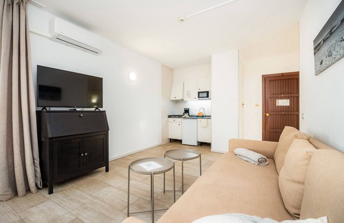 Portocolom Apartment | Apartment 'Pool View Room 101' with Shared Pool, Wi-Fi and Air Conditioning