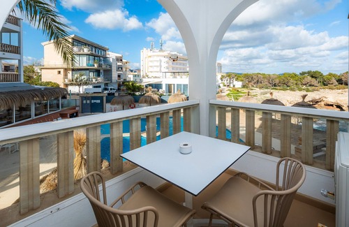 Portocolom Apartment | Apartment 'Pool View Room 101' with Shared Pool, Wi-Fi and Air Conditioning