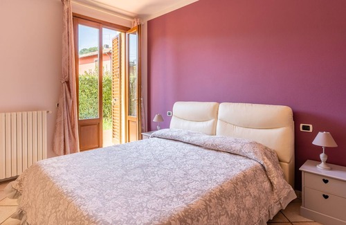 Uzzano Apartment | Apartment "Porzione di Villa in Toscana" with Lake View, Wi-Fi, Garden & Terrace