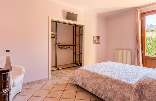 Uzzano Apartment | Apartment "Porzione di Villa in Toscana" with Lake View, Wi-Fi, Garden & Terrace