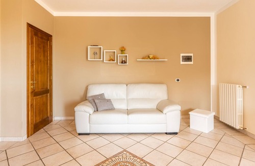 Uzzano Apartment | Apartment "Porzione di Villa in Toscana" with Lake View, Wi-Fi, Garden & Terrace