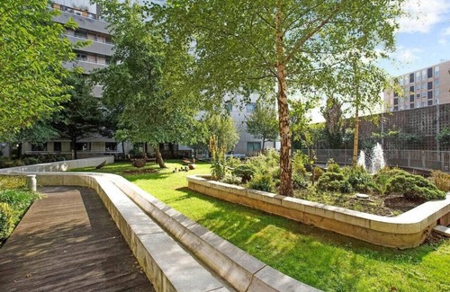 Canning Town Apartment | Apartment-Private Bathroom