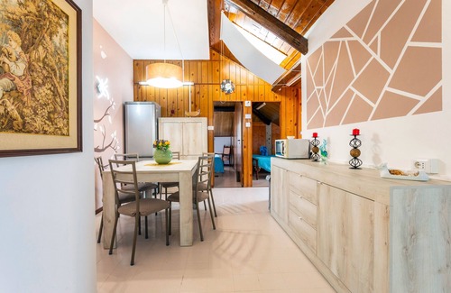 Gravina di Catania Apartment | Apartment 'Reale' with Private Terrace, Wi-Fi and Air Conditioning