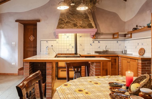 Gaiole in Chianti Apartment | Apartment 'Reggioli- Appartamento Erborista' with Mountain View, Shared Garden and Wi-Fi