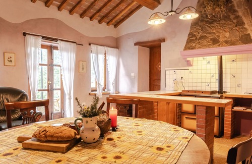 Gaiole in Chianti Apartment | Apartment 'Reggioli- Appartamento Erborista' with Mountain View, Shared Garden and Wi-Fi