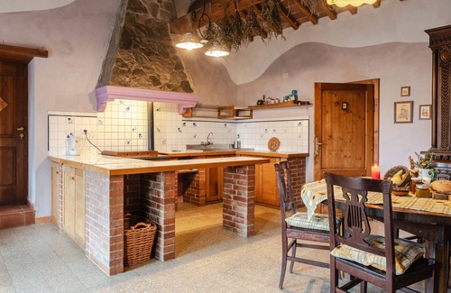 Gaiole in Chianti Apartment | Apartment 'Reggioli- Appartamento Erborista' with Mountain View, Shared Garden and Wi-Fi