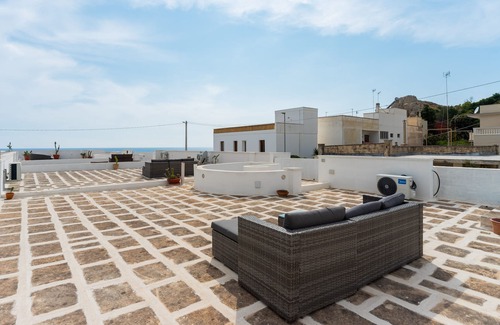 Lido Conchiglie Apartment | Apartment 'Respiro Del Mare 4' with Sea View, Wi-Fi and Air Conditioning