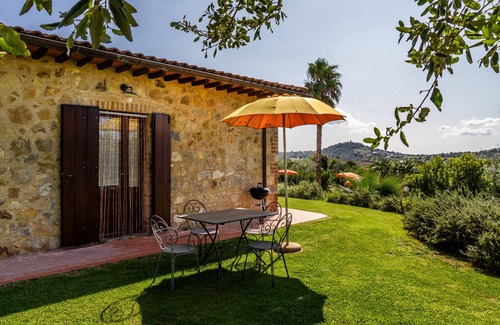 Magliano in Toscana Apartment | Apartment 'Riccio' with Shared Pool, Wi-Fi and Air Conditioning