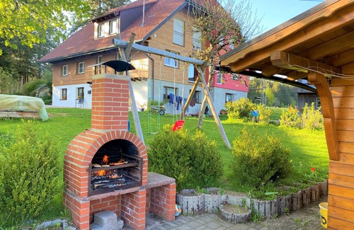 Sankt Maergen Apartment | Apartment 'Süßen Häusle' with Shared Garden and Wi-Fi