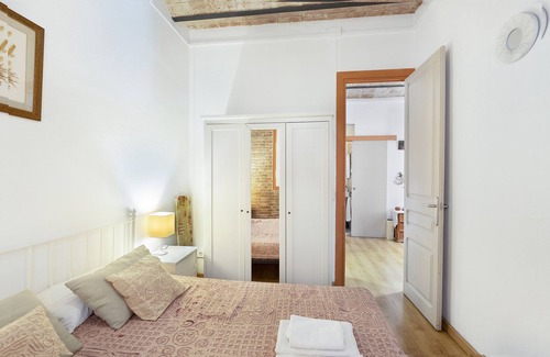 el Camp d'en Grassot i Gracia Nova Apartment | Apartment 'Sagrada Familia Balcony' with Balcony and Wi-Fi