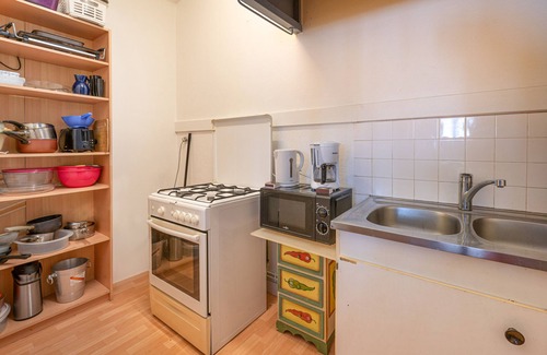 Sarzeau Apartment | Apartment 'Sarzeau Centre - Le Cormoran' with Shared Pool and Wi-Fi