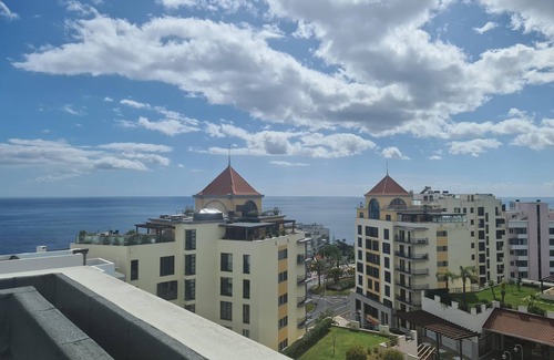 Sao Martinho Apartment | Apartment 'Seaside Escape' with Sea View, Balconies & Wi-Fi