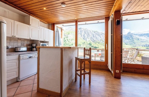 Tignes le Lac Apartment | Apartment 'Shamrock 2B' with Mountain View, Balcony and Wi-Fi
