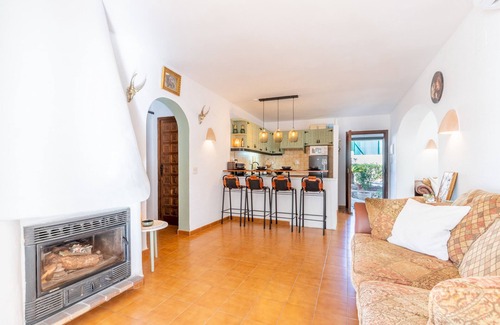 Pinar del Advocat House | Apartment 'Sillero Dos' with Shared Pool, Private Terrace and Air Conditioning