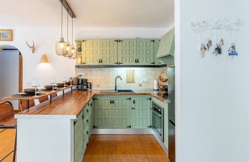 Pinar del Advocat House | Apartment 'Sillero Dos' with Shared Pool, Private Terrace and Air Conditioning