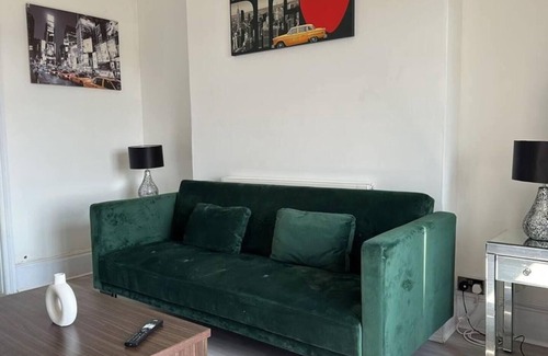 Newport Apartment | Apartment - Sleeps 2 - Parking - WiFi