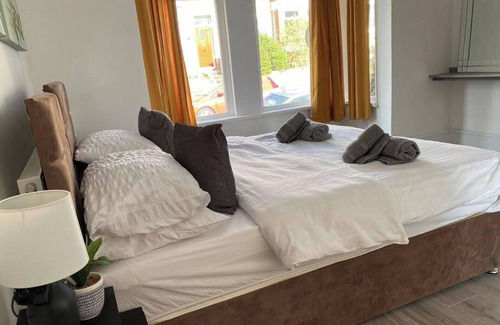 Newport Apartment | Apartment - Sleeps 2 - Parking - WiFi