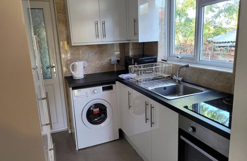 Reading House | Apartment - Sleeps 2 - Parking