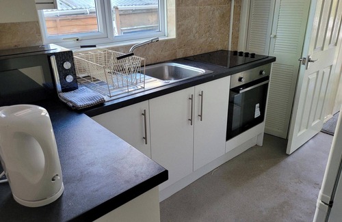 Reading House | Apartment - Sleeps 2 - Parking