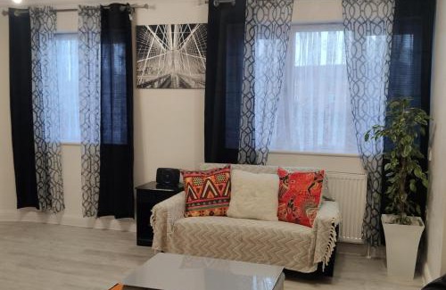 Alibon Apartment | Apartment - Sleeps 4 - Balcony - Parking
