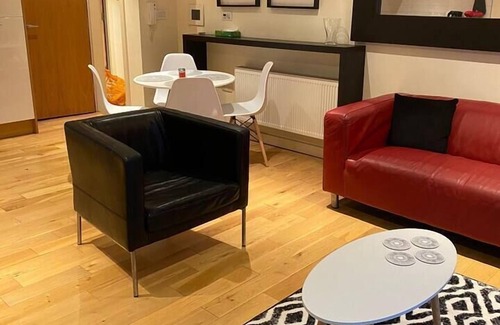 Hull Old Town Apartment | Apartment - Sleeps 4 - Balcony - Parking - Pets Ok