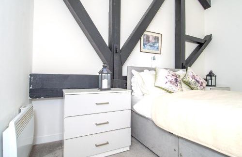 Bradford Apartment | Apartment - Sleeps 4 - Parking - Workspace