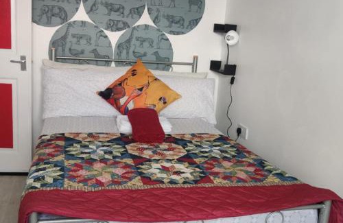 Chadwell Apartment | Apartment - Sleeps 5 - Parking - Station Close