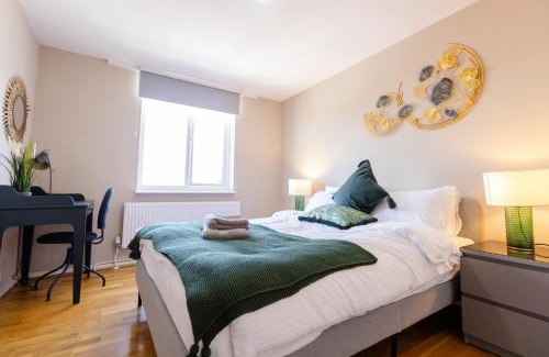 Guildford Apartment | Apartment - Sleeps 6 - Parking - WiFi