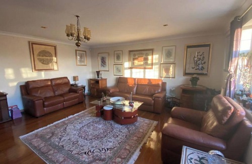 High Wycombe House | Apartment - Sleeps 4 - Parking - Balcony - Garden