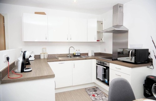 Salford Apartment | Apartment-Sleeps4-StreetParking-Balcony-Duplex