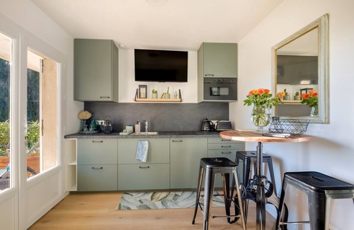 Speracedes Apartment | Apartment 'Soleil Et Oliviers' with Mountain View, Wi-Fi and Air Conditioning